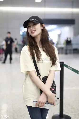 林允穿白色t恤搭配破洞牛仔裤现身机场,衣服上的八个字是亮点!