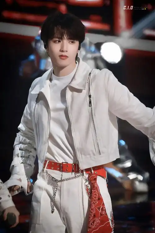 相信光的男孩子  摆出pose又不好意思太可爱啦  ◎刘耀文超话  ◎#刘