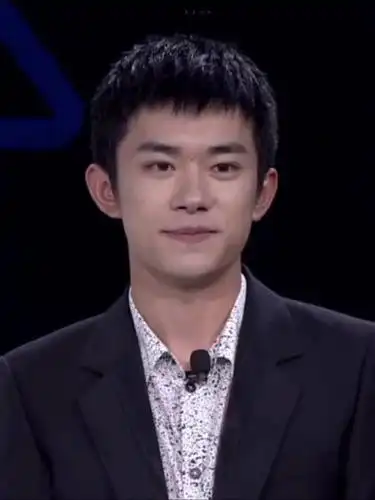 易烊千玺最新平头造型,身穿西装气质绝佳,短发造型干净利落