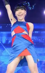 吴莫愁穿短裙大胆露肉色底裤