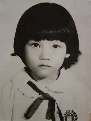 网晒众女星童年萌照大pk 猜猜她们是谁?