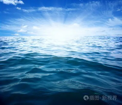 蓝色的大海和太阳