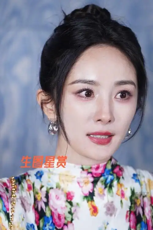 杨幂小水晚宴合照#杨幂的高清怼脸特写,皮肤纹路清晰可见,幂姐这面部