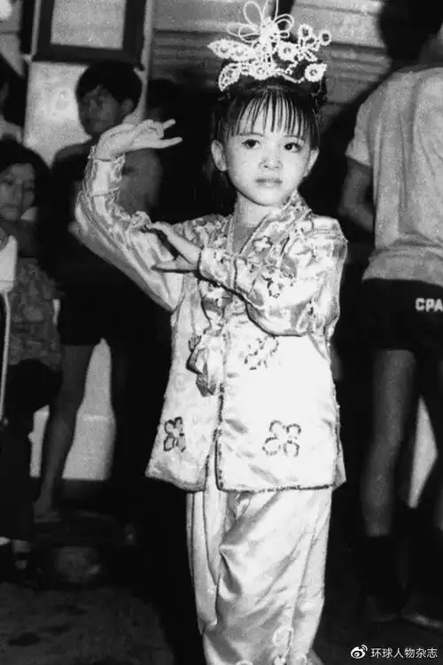 梅艳芳儿时参加演出的照片.