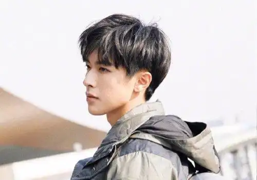 不染不烫的短发也很帅 年轻人就应该梳黑色短发才清新阳光(2)_发型