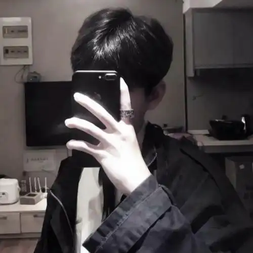 手机控男生自拍头像高清超帅图片
