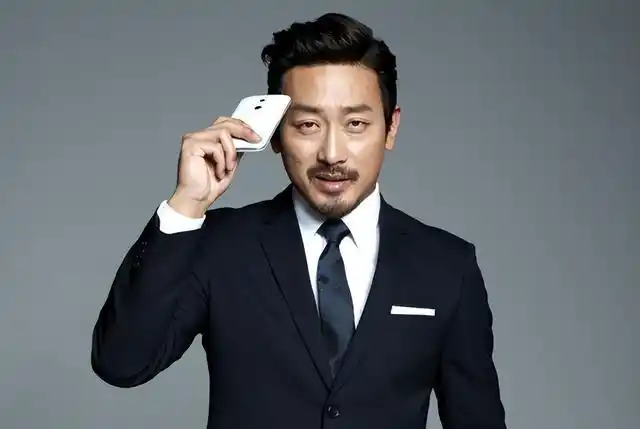 他的本名叫金星勋,他的父亲金勇健是韩国一位家喻户晓的演员