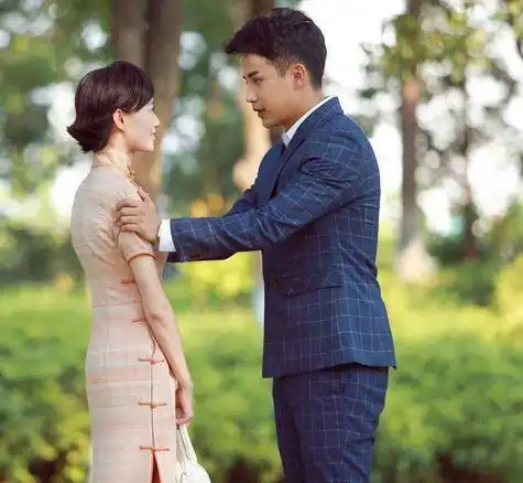 【图】秘密的背后电视剧 何翯演绎铿锵"狱中花"