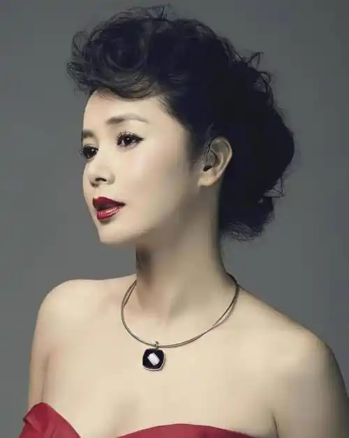 蒋雯丽捧红外甥女,对亲儿却不提只字片语,看到照片全明白了_儿子