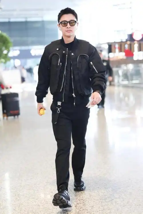 贾乃亮离婚后衣品开挂,穿9000夹克配8000鞋,181身高变超级男模