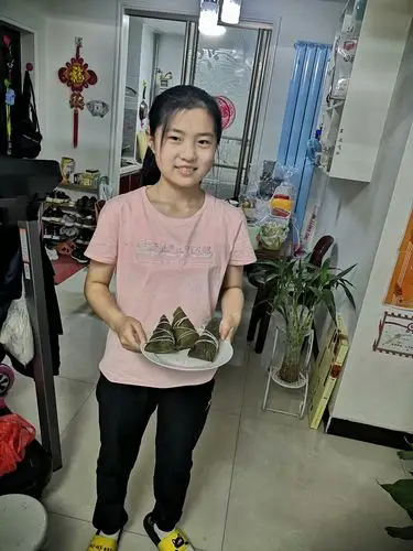 《甜甜蜜粽香,浓浓亲子情一许昌市二中七一班陈雅楠学生包粽子活动》