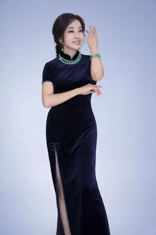 刘晓庆简直"逆生长",小黑裙搭黑丝袜秀少女腿,身材纤瘦不像68岁