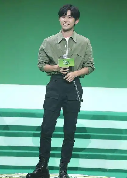 易烊千玺活动现场照片曝光,身材比例遭吐槽,是造型的问题吗