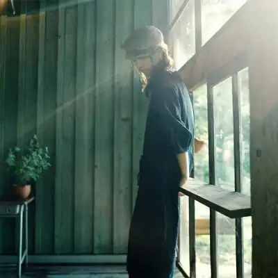 寂寞孤独甚至像是空气凝结般的静谧,阳光以一种安静的姿态很柔软地洒