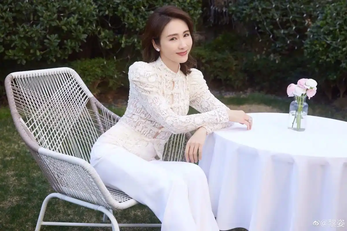 黎姿在社交媒体发照,穿白色镂空外套,尽显端庄优雅,温婉秀丽. - 抖音