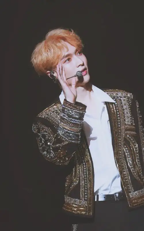 张艺兴亚麻灰新发色