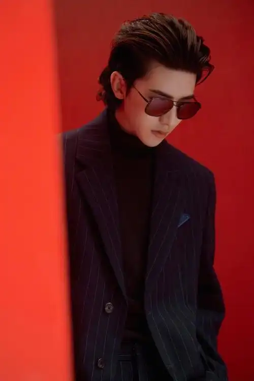 210621蔡徐坤20日晚现身prada荣宅云看秀利落大背头展现日系雅痞绅士