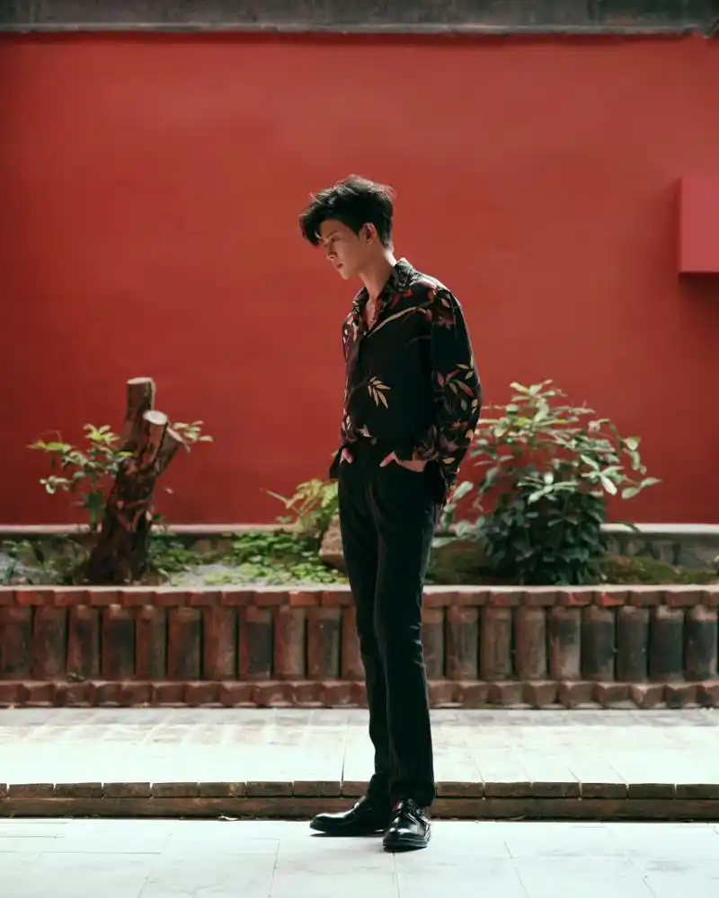 任嘉伦34岁生日花衬衣写真哇!任嘉伦生日快乐呀!期待更多影视作品!