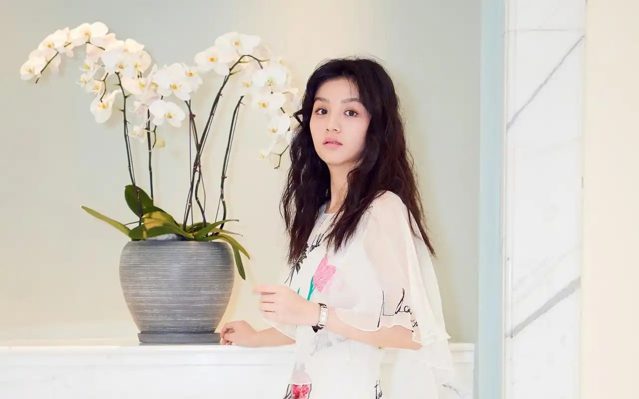 新晋影后春夏金像奖造型高清桌面壁纸