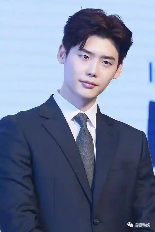 少女心炸裂~李钟硕出任"韩国观光公社"宣传大使 面带笑容帅气十足