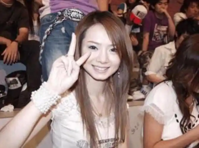 戚薇最新图片36岁戚薇穿超短旗袍秀蛮腰