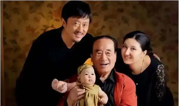 妻子偷偷瞄了庞好一眼,心里琢磨着:难怪婚后他变得这么胖呢.