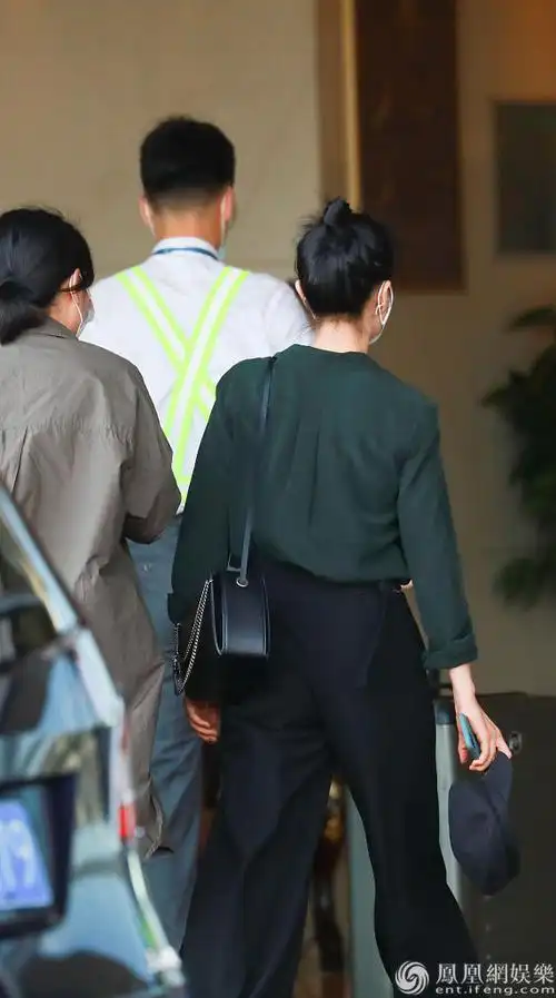 背影杀高圆圆一身职业装休闲知性扎丸子头露天鹅颈状态能打