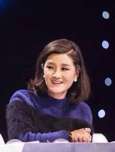 降央卓玛:嫁导演丁珍曲扎,婚后连生三胎,一家五口其乐融融_一个人