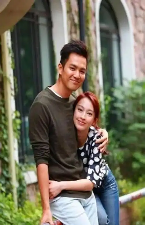 钟汉良近照,网友:又黑又瘦老十岁!不过,他媳妇的长相,还行!