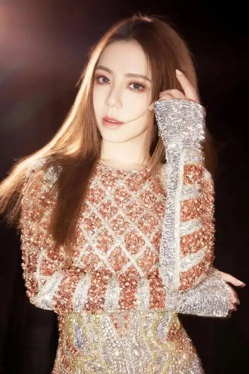 邓紫棋异域公主风长裙造型,一袭纯白勾勒曼妙身姿,美得摄人心魄_网易