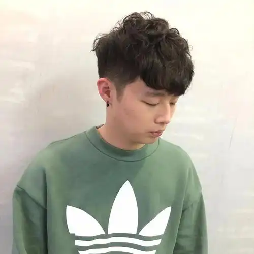 时尚好整理纹理烫发捯饬一下帅气出门