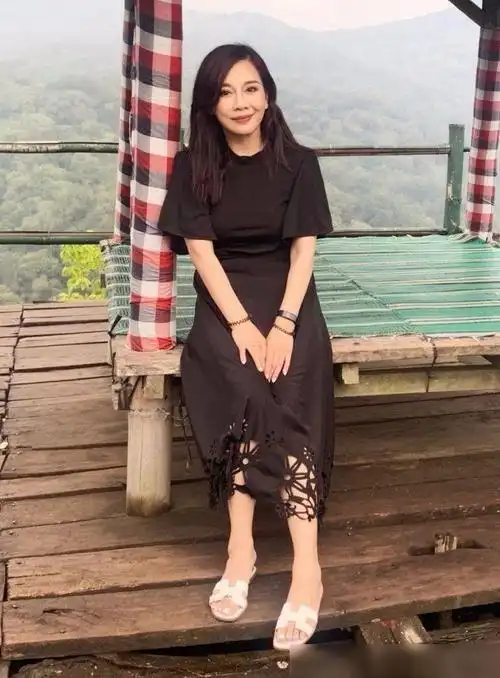 陈松伶现身机场短裤套装竟爆出小粗腿把气质拉回中年大妈形象