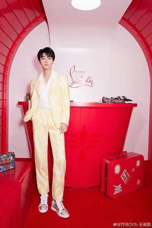 王俊凯气质真挺好简约黑白穿搭难掩帅气值好似小说男主角