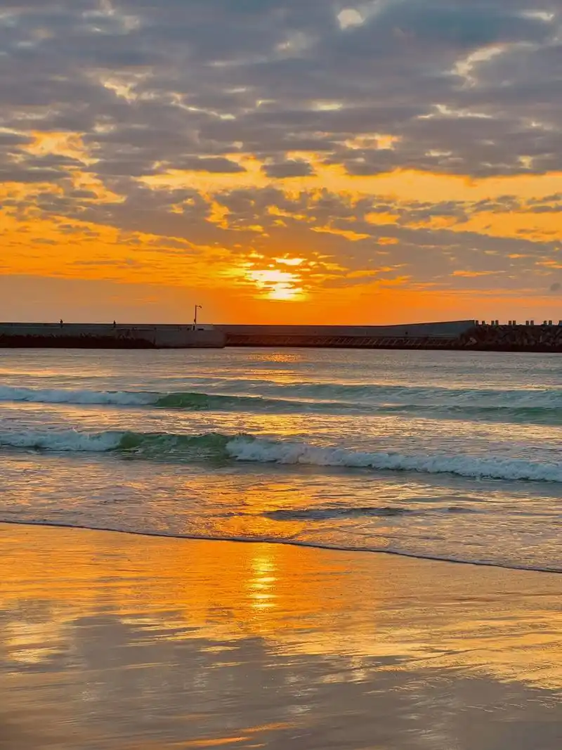 阳光和大海是最治愈的美景了吧 清水湾沙滩的自由灯塔 这是日出最美的