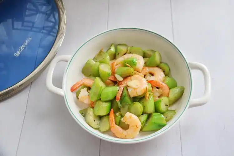 丝瓜炒虾仁的做法(鲜美可口的丝瓜炒虾仁制作方法)