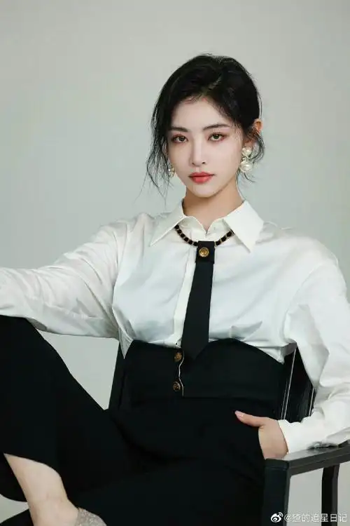 许佳琪黑白十八宫格#许佳琪晒黑白西装十八宫格,简单又霸气的造型,好