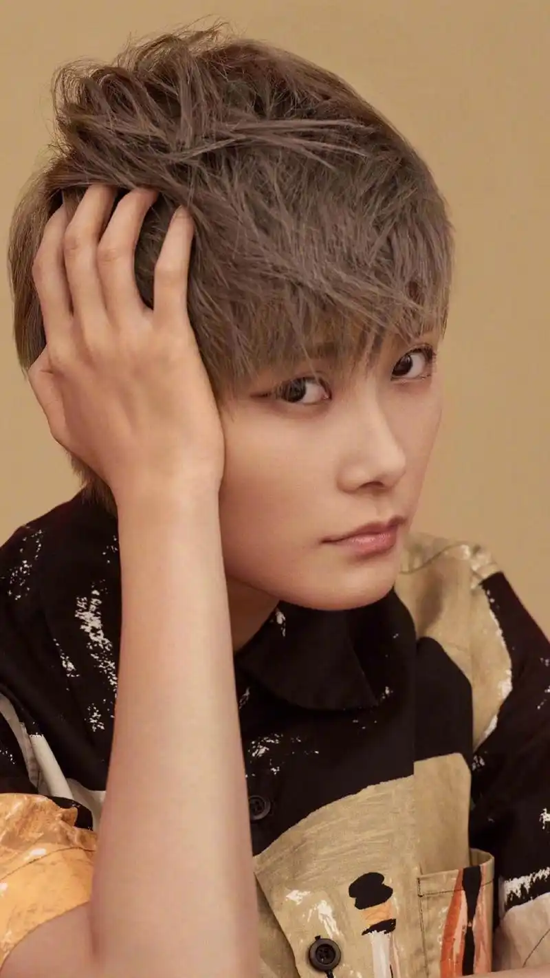 李宇春帅气养眼时尚杂志写真手机壁纸_明星_手机壁纸下载_美桌网