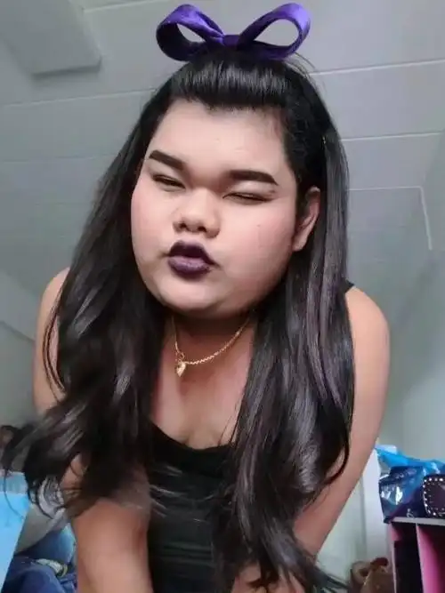 这个辣眼睛的泰国网红巨丑巨胖却有个鲜肉男友手动艾特凤姐