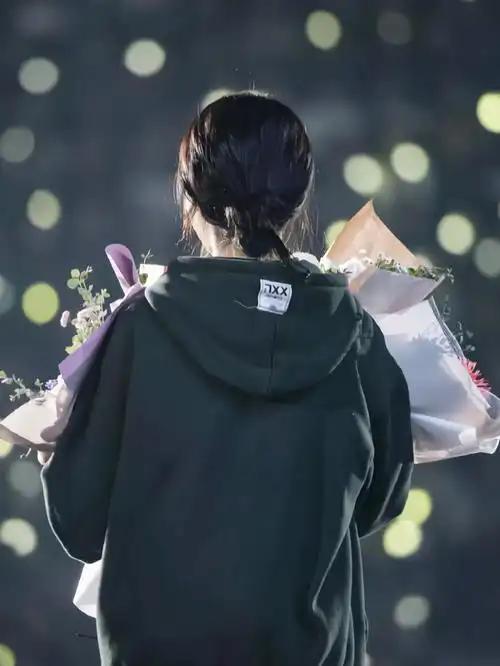 你心动了吗#iu李知恩  #iu  #背影  #iu李知恩  #小红书成长助手@薯条