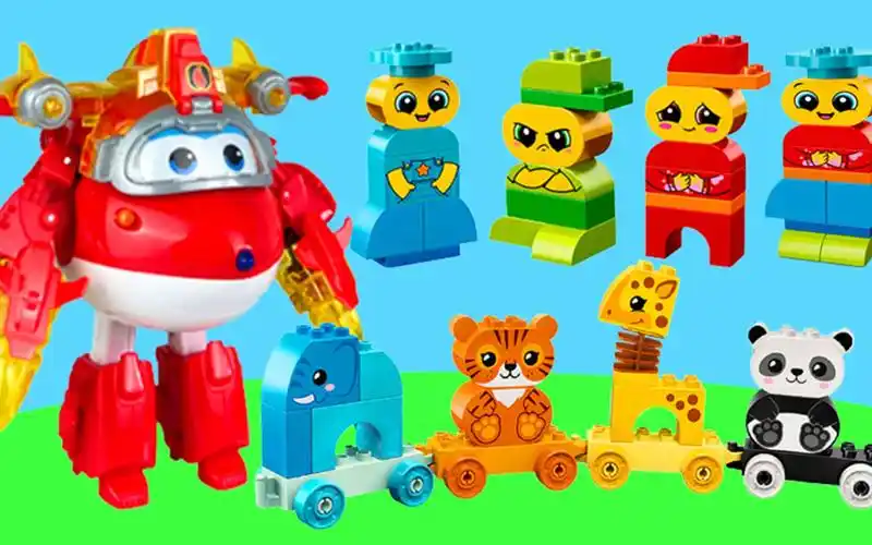 超级飞侠乐迪来送玩具礼物了,lego乐高积木表情包和动物小火车