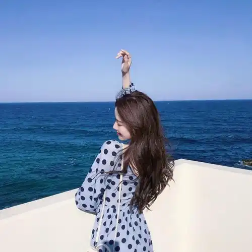 意境 阳光 墨镜 夏日面向阳光背影女生头像清新头像海边背影女神图片