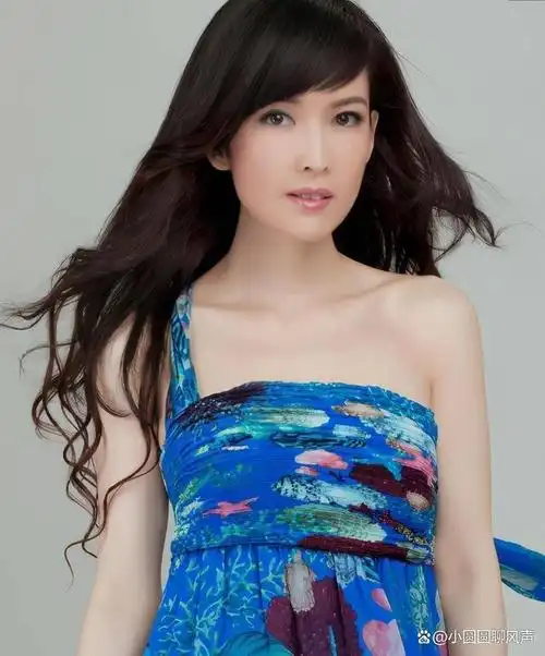 53岁周慧敏:从清纯玉女到一生无儿无女,她到底遭遇了什么?