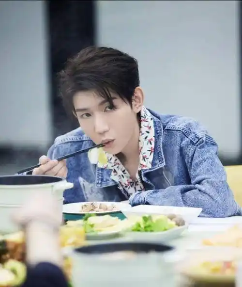 吃火锅涮大白菜,连最爱的小龙虾也不敢多吃一只_孩子_时候_明星