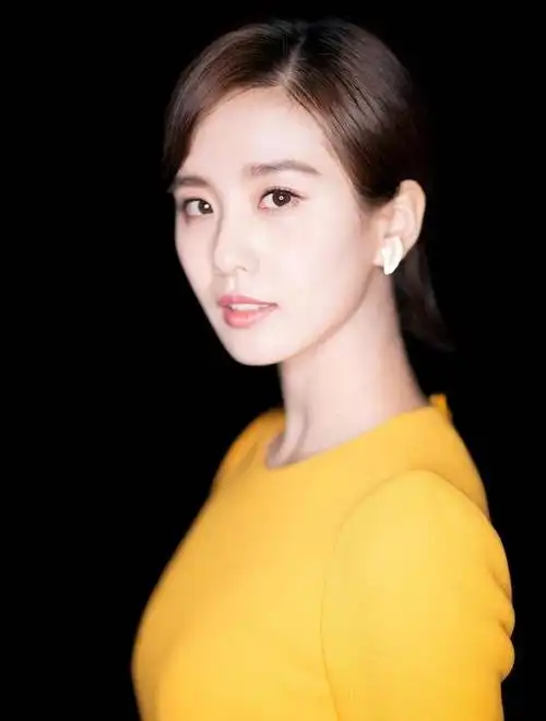 菱形脸的最佳穿衣风格是什么?为何刘诗诗显得高级,刘雯显得大气