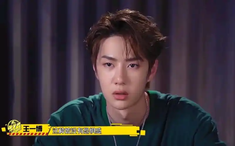 王一博~极限青春〕滑板下坡速度完全不输其他选手,也太优秀了吧