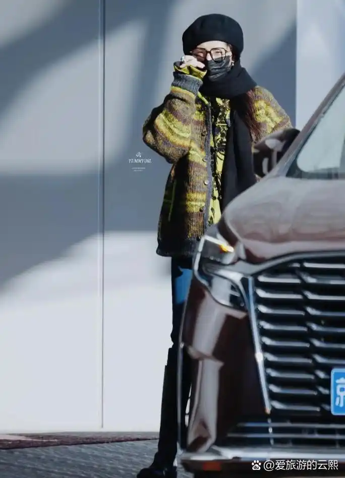 杨幂机场穿搭:毛衣开衫配牛仔裤,时髦又保暖 杨幂机场穿搭太有看点了