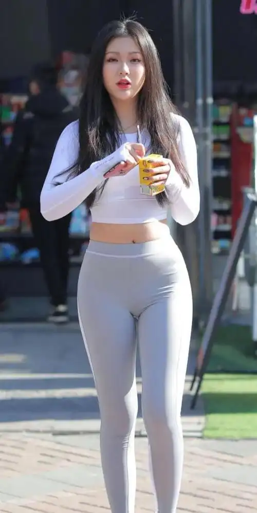 微胖女神示范紧身瑜伽裤完美的造型