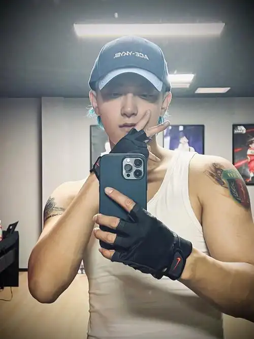 标题黄子韬点赞海浪百天正能量打卡送狂野自拍照