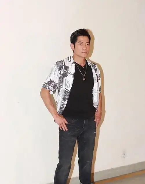 郭富城才是反油腻第一人不穿大叔装裤子短一截帅气不凡