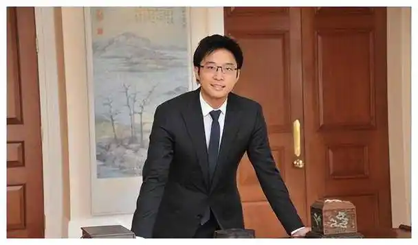 41岁霍启山依旧帅气,却没有结婚,为何不和哥哥霍启刚一样从政